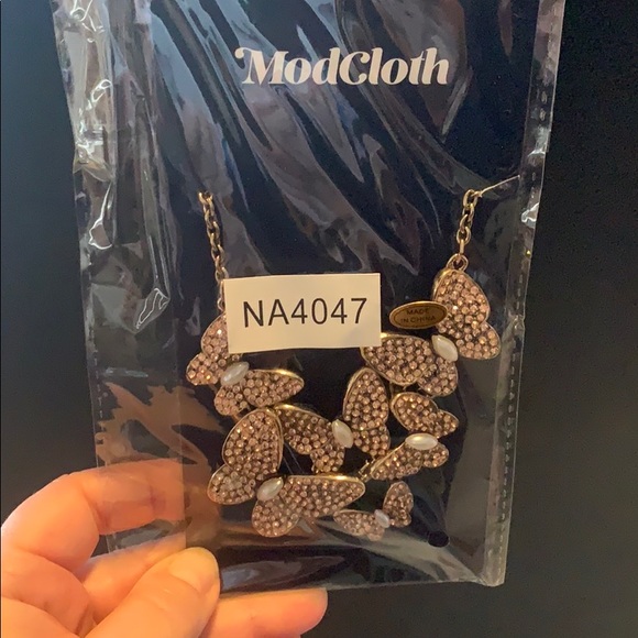 Elegant statement butterfly necklace - Picture 4 of 4